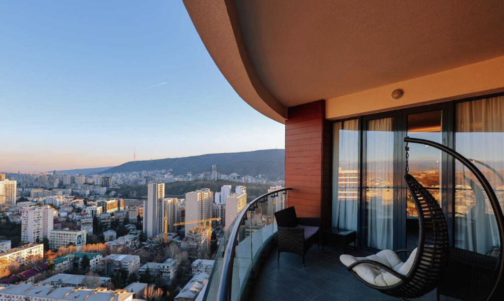 ქირავდება 4 ოთახიანი ბინა საბურთალოზე